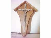 Cruce veche cu suport de lemn