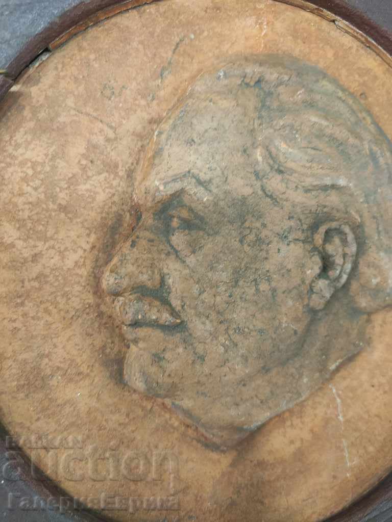 Auction Bas-relief G. Dimitrov ceramics in a wooden frame unsigned Auction Bas-relief G. Dimitrov ceramics in a wooden frame unsigned