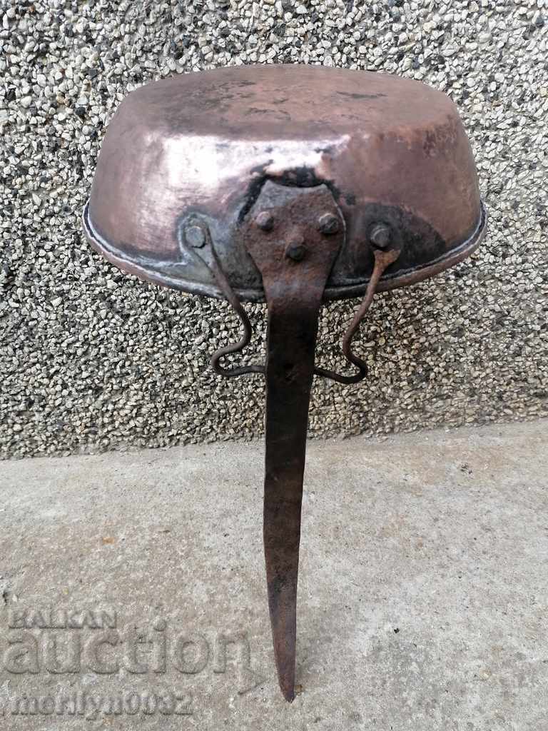 Auction An old copper pan, a baker, a tray, a copper pot Auction An old copper pan, a baker, a tray, a copper pot