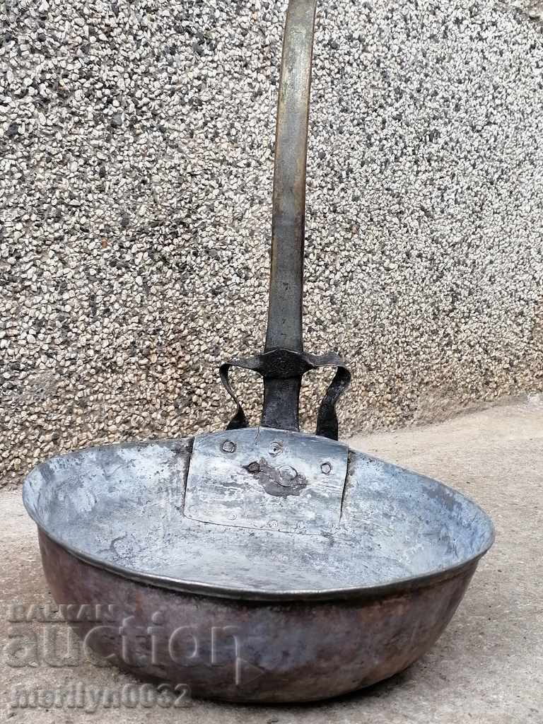 Auction An old copper pan, a baker, a tray, a copper pot Auction An old copper pan, a baker, a tray, a copper pot