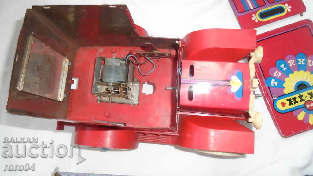 LARGE OLD RUSSIAN SHEET METAL CAR - 5 LARGE OLD RUSSIAN SHEET METAL CAR - 5