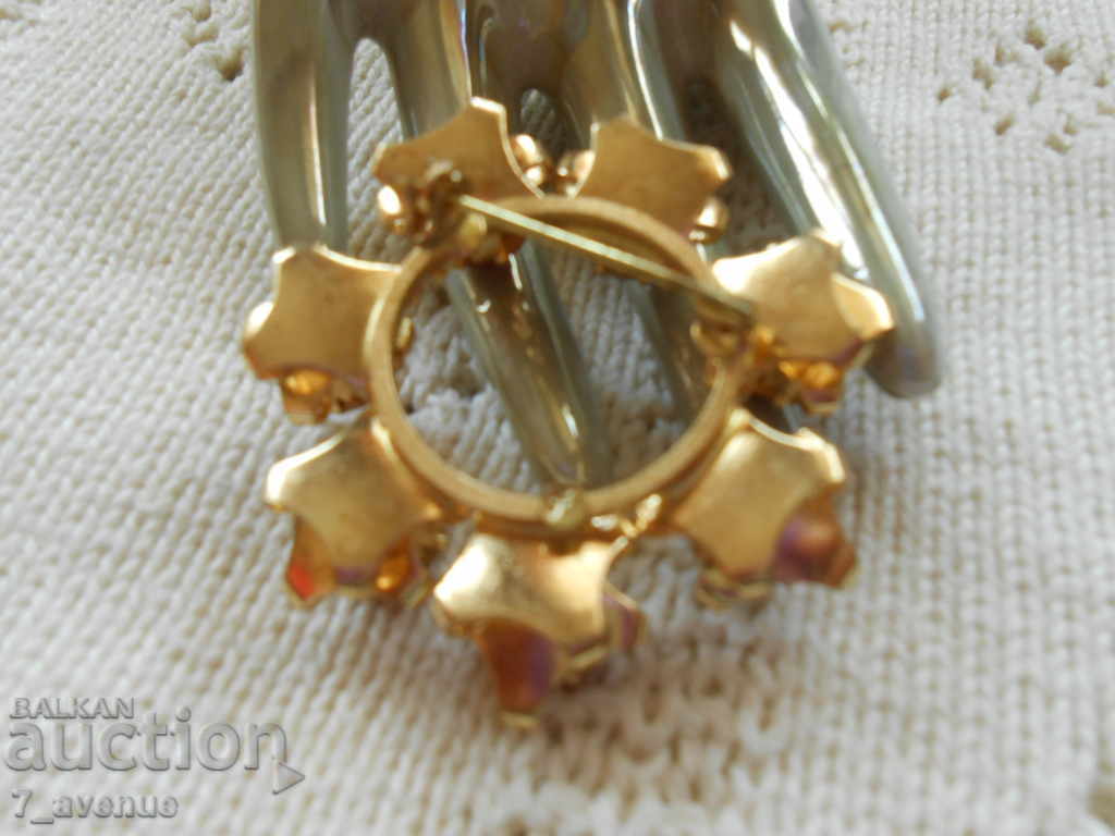 Broșă veche folosită foarte masiv, 27.10.2020 cu preț 49.00 BGN | € 25.05