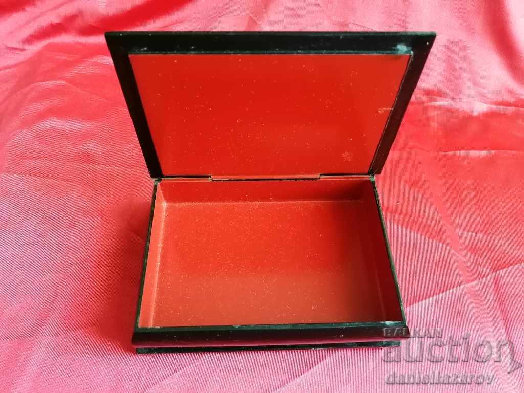 Auction  Old Russian Varnish Box KREMLIN, Moscow, USSR