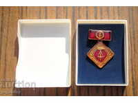 vechea medalie RDG din Germania de Est cu cutie Germania de Est