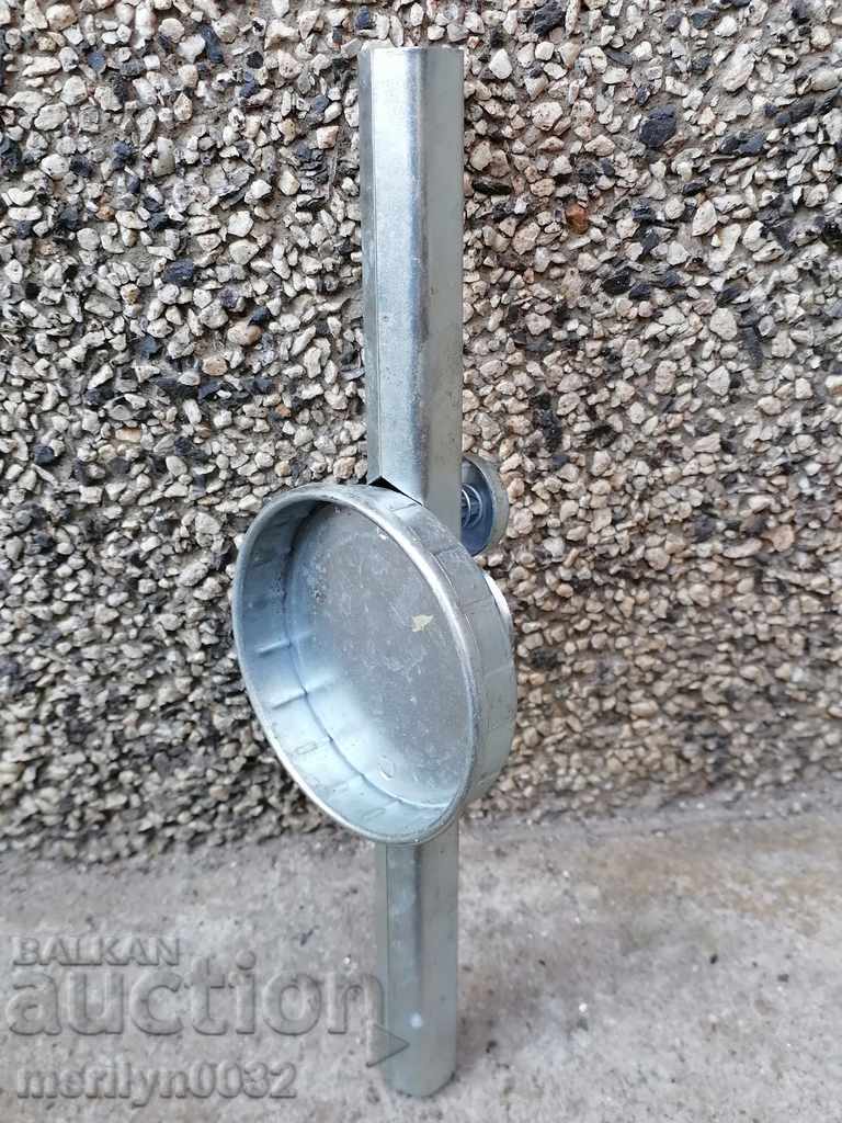 Auction An old machine, a closing machine for jars in the 1980s Auction An old machine, a closing machine for jars in the 1980s