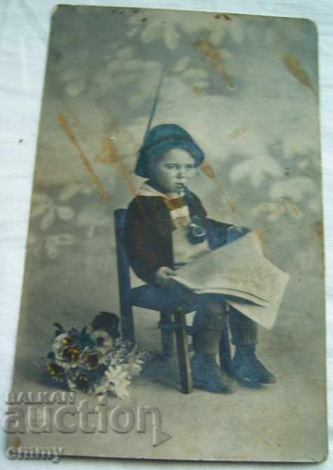 Παλιά φωτογραφία καρτ ποστάλ παιδί με σωλήνα και εφημερίδα Tsaribrod 1918