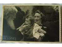 Стара снимка поп свещеник, майка с дете