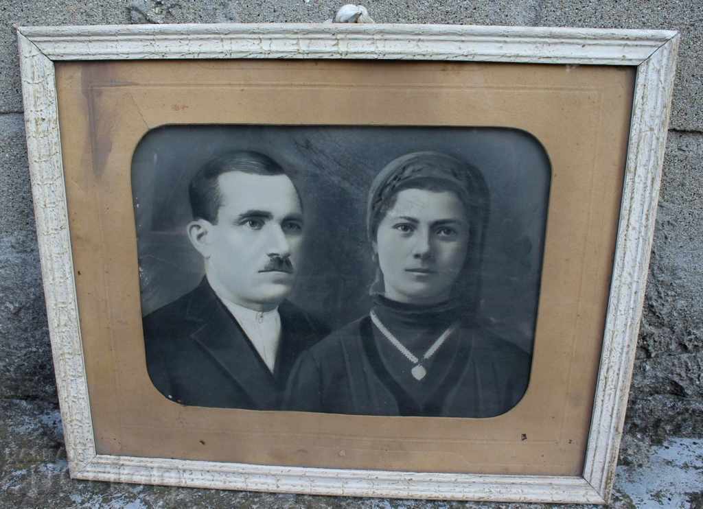 OLD LARGE PHOTO PORTRAIT FRAME FAMILY PHOTOGRAPHY with price 35.00 BGN | € 17.90 OLD LARGE PHOTO PORTRAIT FRAME FAMILY PHOTOGRAPHY with price 35.00 BGN | € 17.90