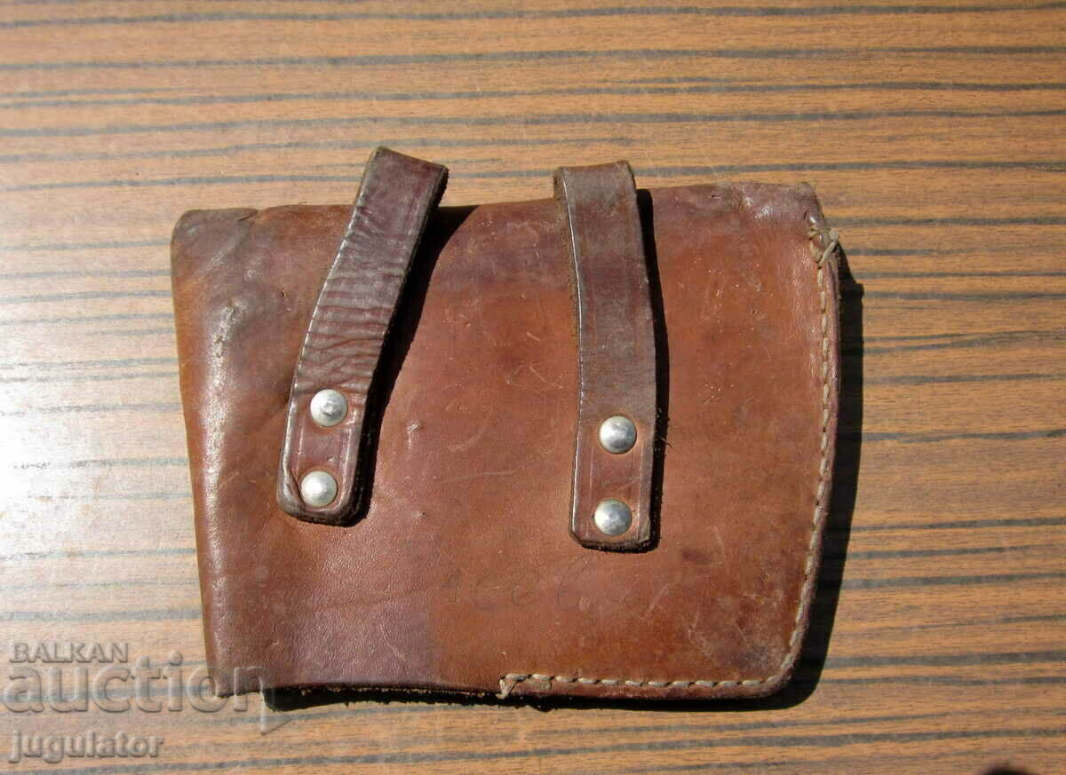 παλαιά βουλγαρική στρατιωτική δερμάτινη θήκη τσεκούρι από τη Σότσα με τιμή 15.00 BGN | € 7.67