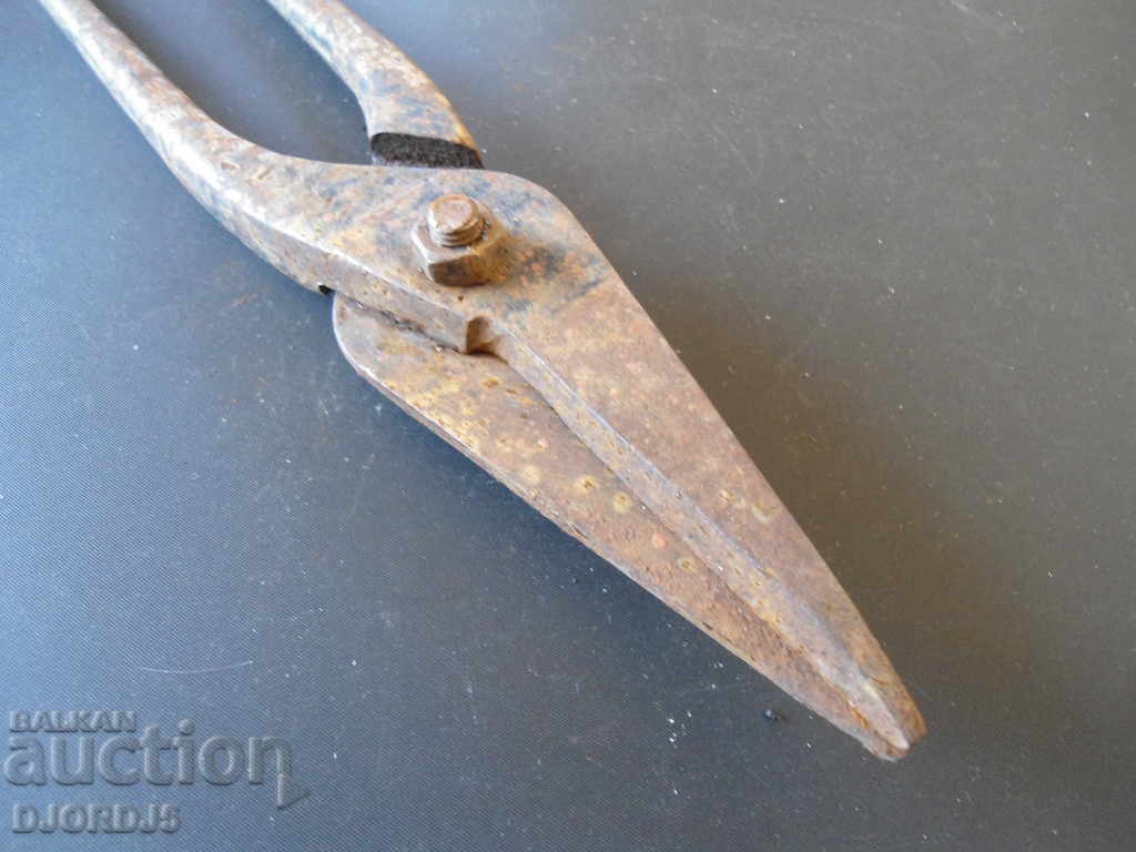 Old sheet metal scissors with price 6.00 BGN | € 3.07 Old sheet metal scissors with price 6.00 BGN | € 3.07