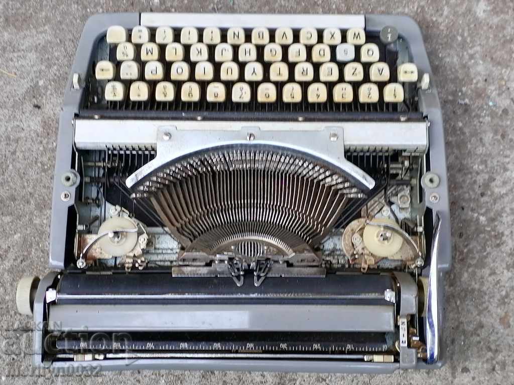 Japanese typewriter Brother Industries LTD Latin 70s - 5 Japanese typewriter Brother Industries LTD Latin 70s - 5