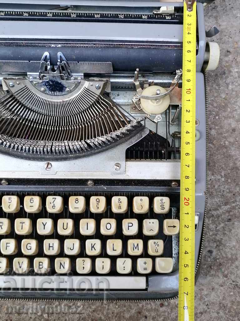 Japanese typewriter Brother Industries LTD Latin 70s - 6 Japanese typewriter Brother Industries LTD Latin 70s - 6