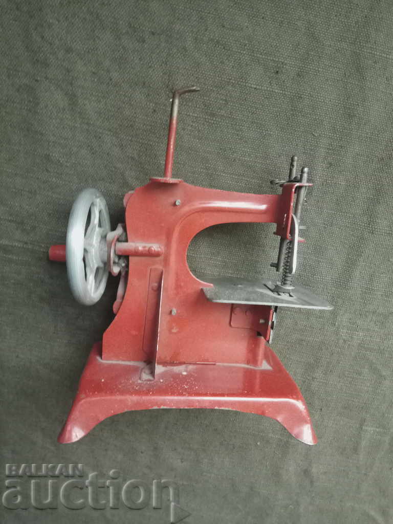 Παιδική ραπτομηχανή / Λαμαρινένιο παιχνίδι με τιμή 60.00 BGN | € 30.68 Παιδική ραπτομηχανή / Λαμαρινένιο παιχνίδι με τιμή 60.00 BGN | € 30.68