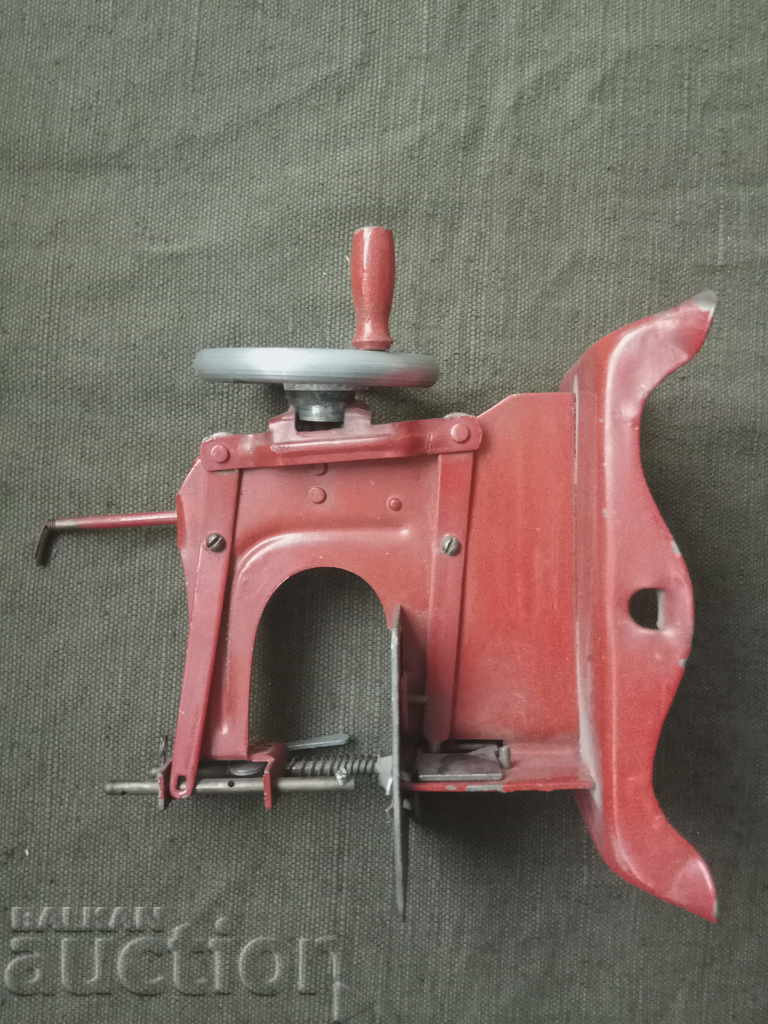 Δημοπρασία Παιδική ραπτομηχανή / Λαμαρινένιο παιχνίδι Δημοπρασία Παιδική ραπτομηχανή / Λαμαρινένιο παιχνίδι