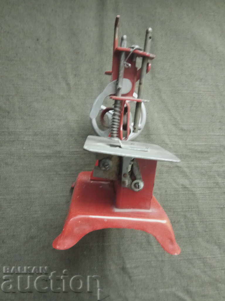 Παράδοση Παιδική ραπτομηχανή / Λαμαρινένιο παιχνίδι Παράδοση Παιδική ραπτομηχανή / Λαμαρινένιο παιχνίδι