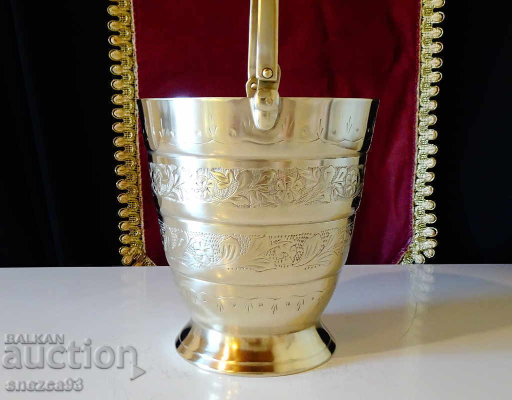 Auction English ice container, ice maker, marked. Auction English ice container, ice maker, marked.