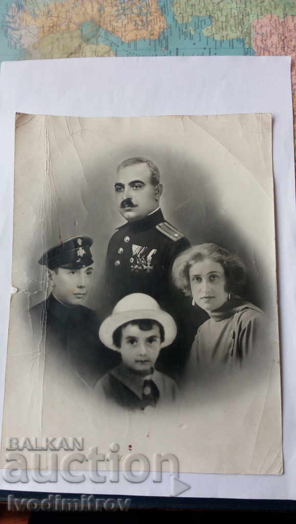 Photo Major with orders with his family