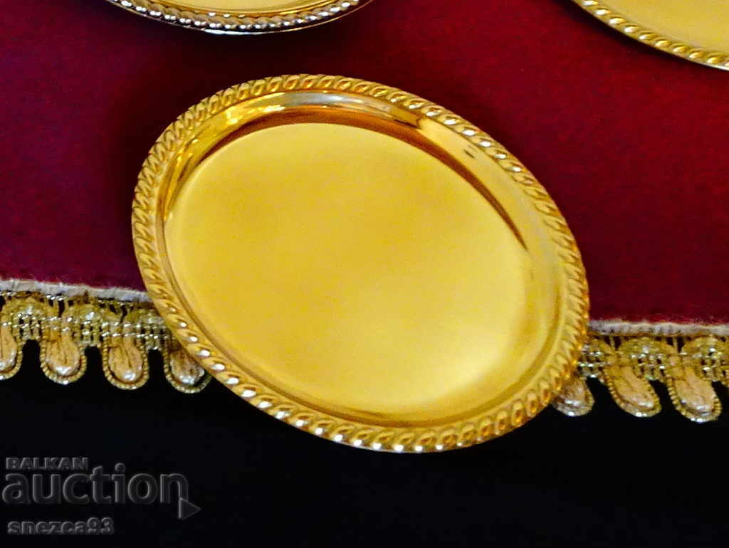 Gold-plated plate for bites, pad, marked.