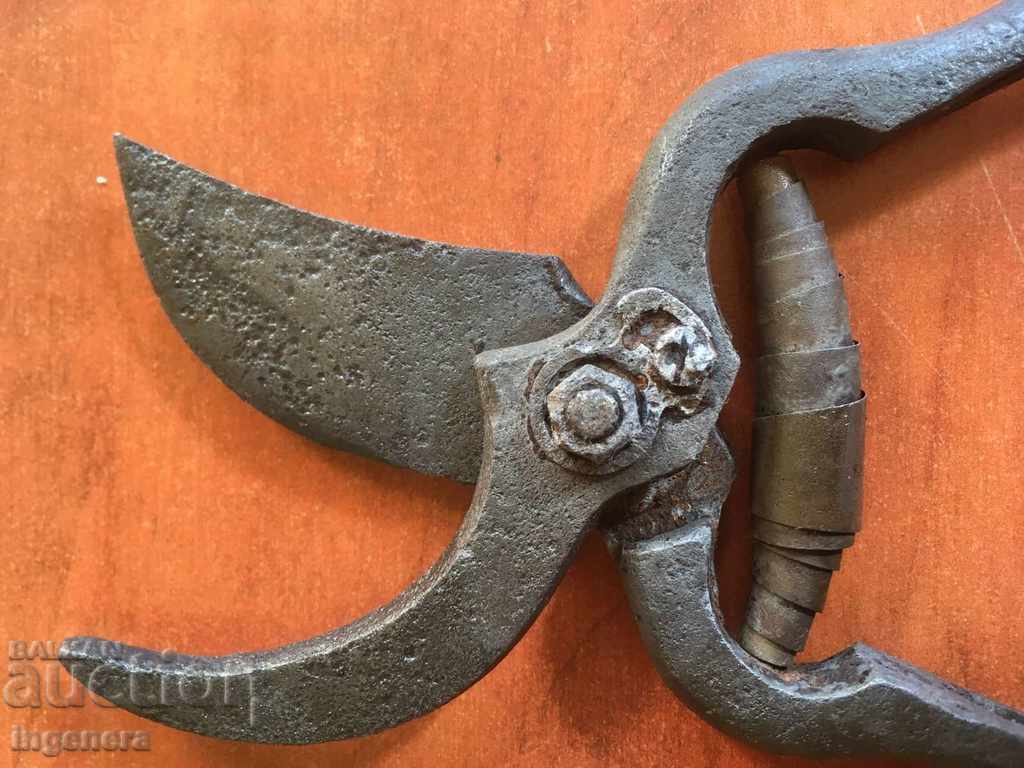 FOARFECĂ DE VIE UNEALTĂ VECHE FORJATĂ cu preț € 4.91 | 9.60 BGN