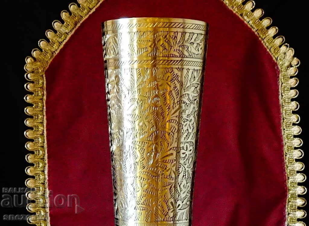 Delivery of Bronze goblet, wine decanter, British India, marked.