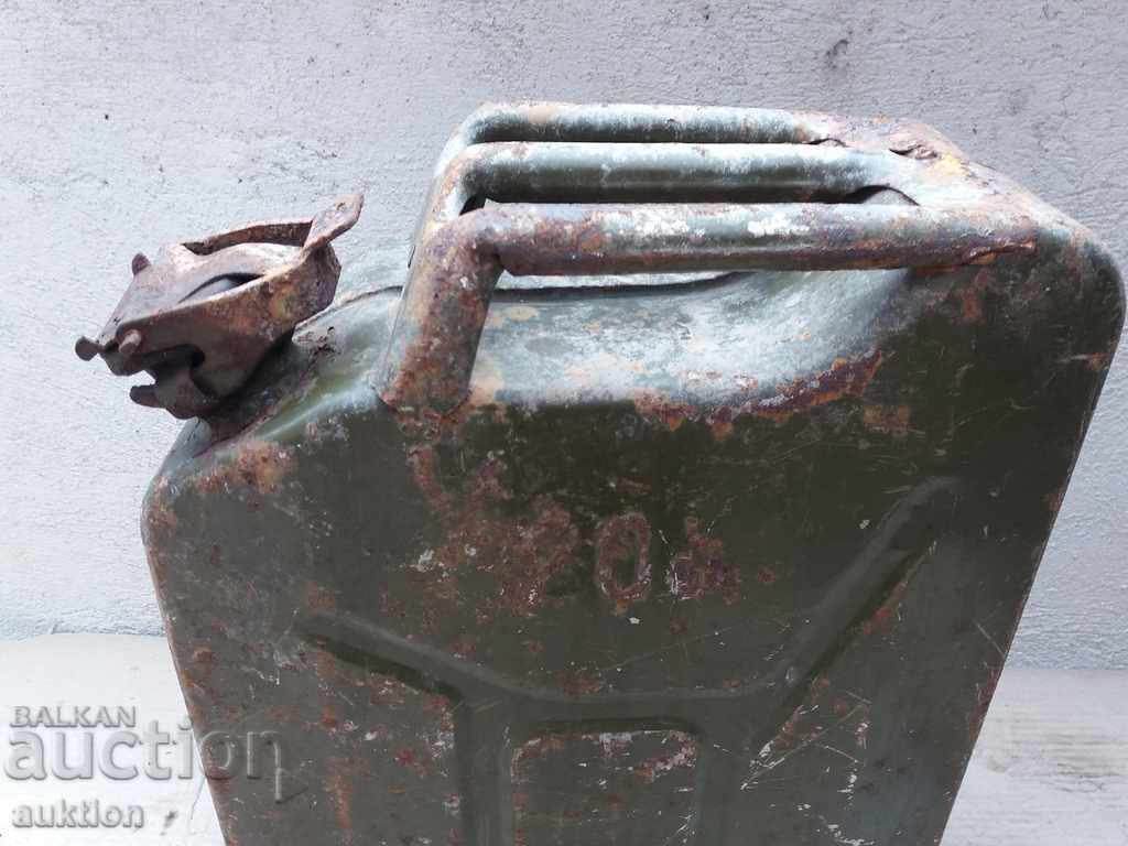 Delivery of MASSIVE MILITARY FUEL CAN - 20 LITERS Delivery of MASSIVE MILITARY FUEL CAN - 20 LITERS