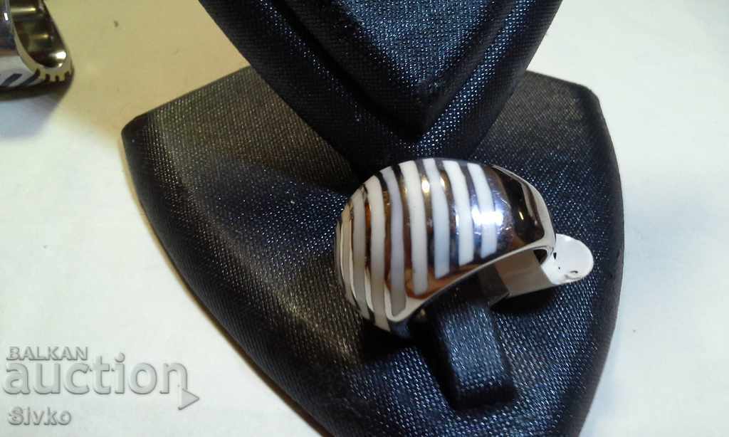 New large white enamel ring with price 5.09 BGN | € 2.60 New large white enamel ring with price 5.09 BGN | € 2.60