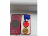 Почетен френски сребърен позлатен медал за труд с кутия