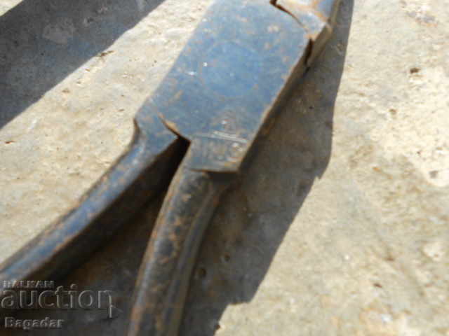 Delivery of Shoemaker's pliers Delivery of Shoemaker's pliers