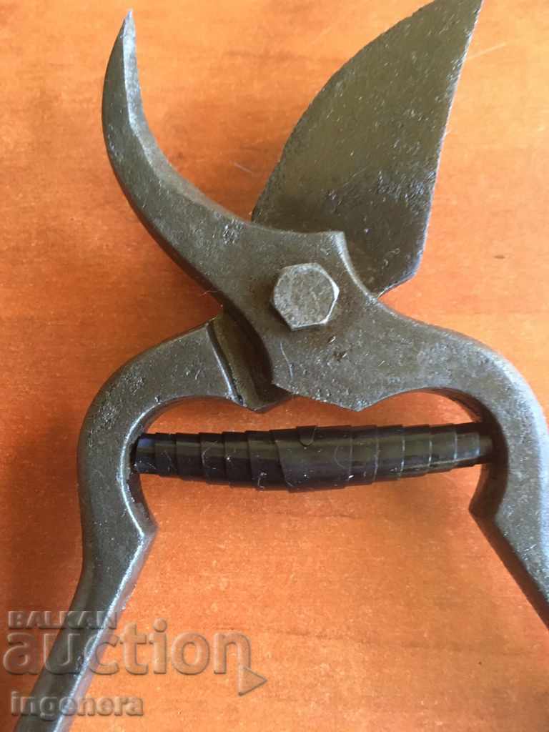 FOARFECĂ DE VIE UNEALTĂ VECHE FORJATĂ cu preț € 4.09 | 8.00 BGN