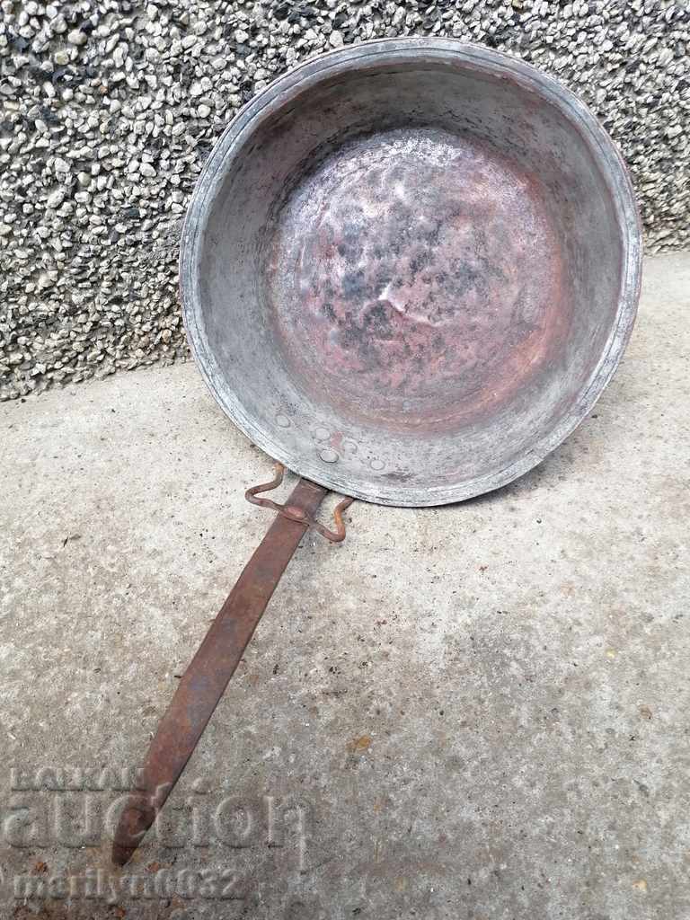 Auction An old copper pan, a baker, a tray, a copper pot Auction An old copper pan, a baker, a tray, a copper pot