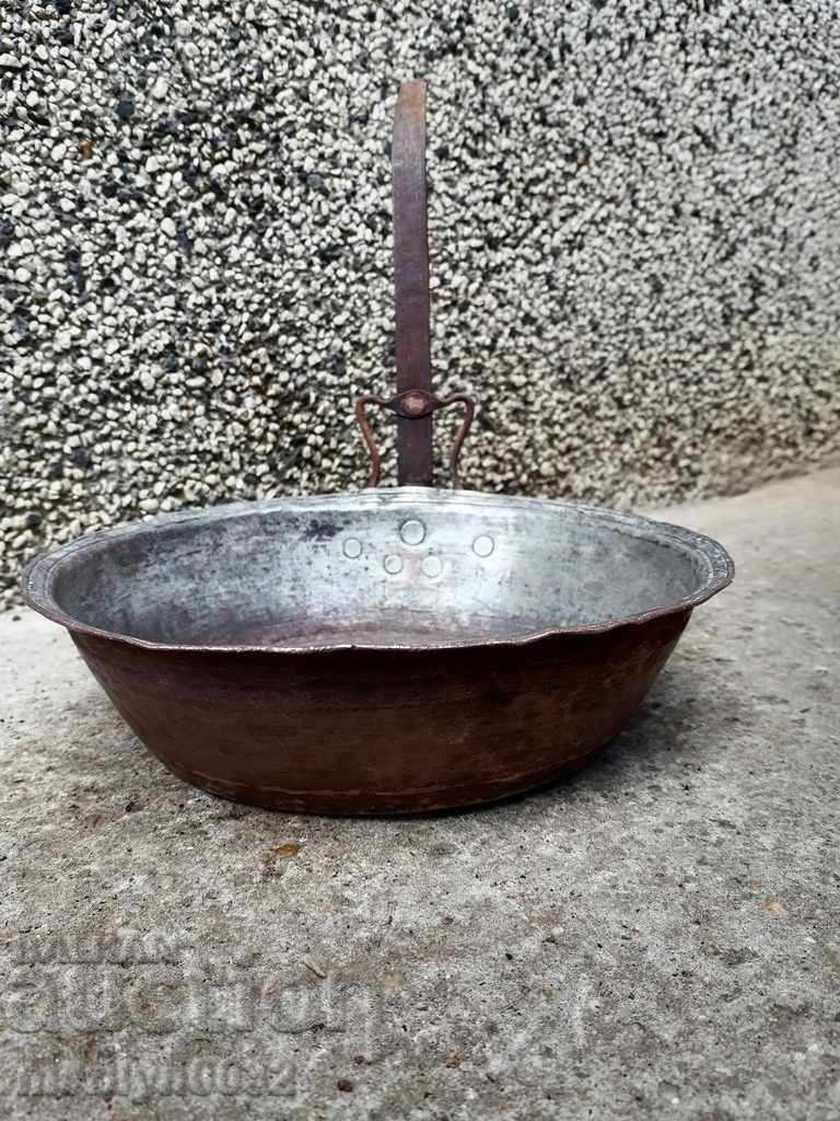 An old copper pan, a baker, a tray, a copper pot - 5 An old copper pan, a baker, a tray, a copper pot - 5