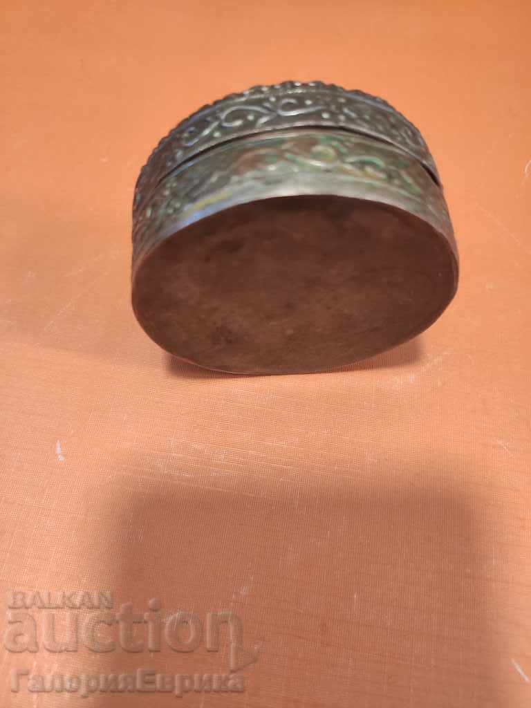 Cutie metalica cu capac din portelan vechi autentica cu preț 24.00 BGN | € 12.27 Cutie metalica cu capac din portelan vechi autentica cu preț 24.00 BGN | € 12.27