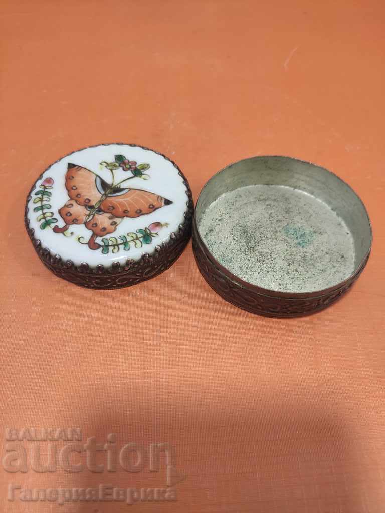 Cutie metalica cu capac din portelan vechi autentica - 5 Cutie metalica cu capac din portelan vechi autentica - 5