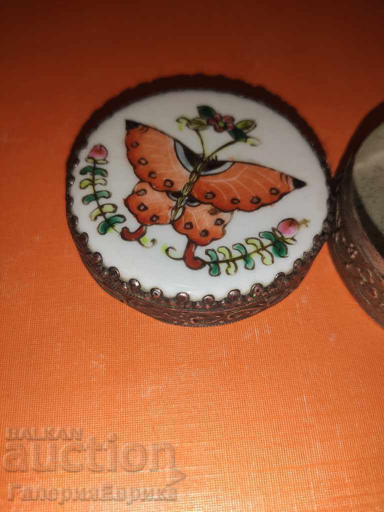 Cutie metalica cu capac din portelan vechi autentica - 7 Cutie metalica cu capac din portelan vechi autentica - 7