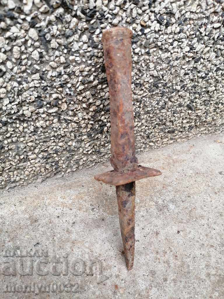 A primitive anvil for hair peeling