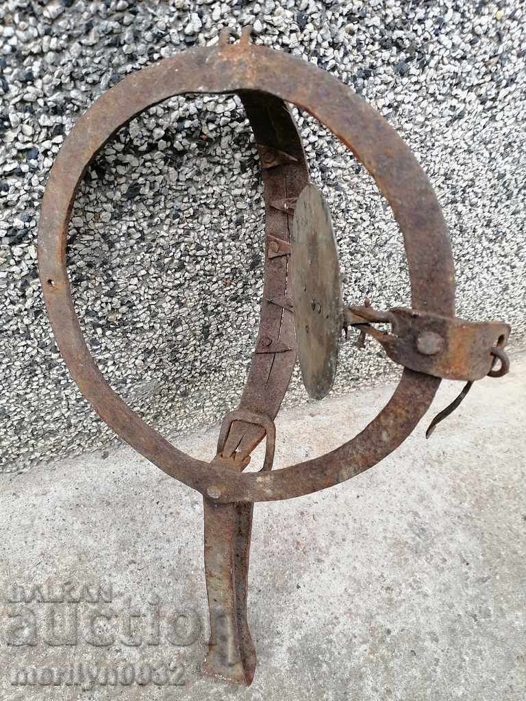 Auction Ancient hand forged trap - 19th century Auction Ancient hand forged trap - 19th century