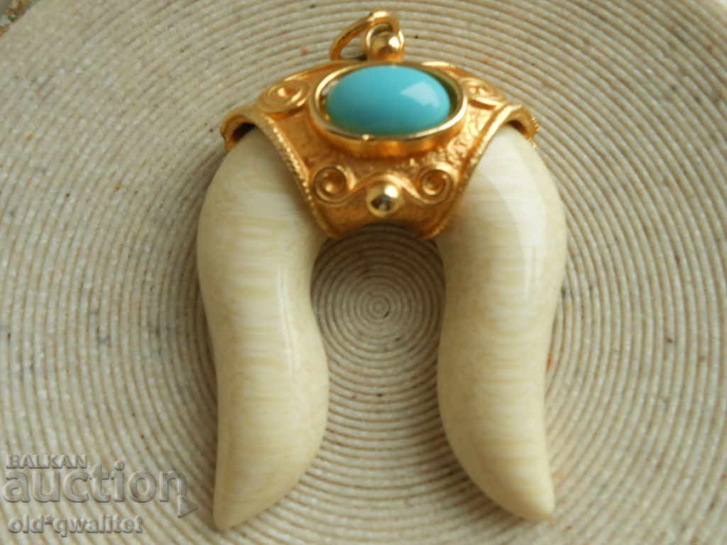 Delivery of Attractive designer medallion, various jewelry, stamp