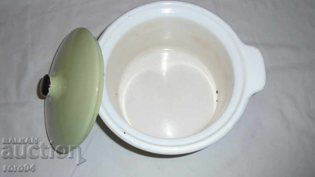 ENAMELED POT WITH LID - OBORISHCHE - 1970 with price 27.00 BGN | € 13.80 ENAMELED POT WITH LID - OBORISHCHE - 1970 with price 27.00 BGN | € 13.80