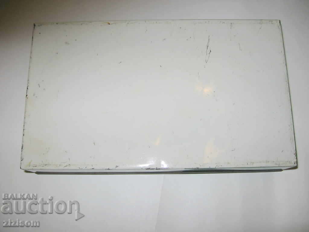 Auction  SQUIRREL CHOCOLATE - METAL BOX ROW