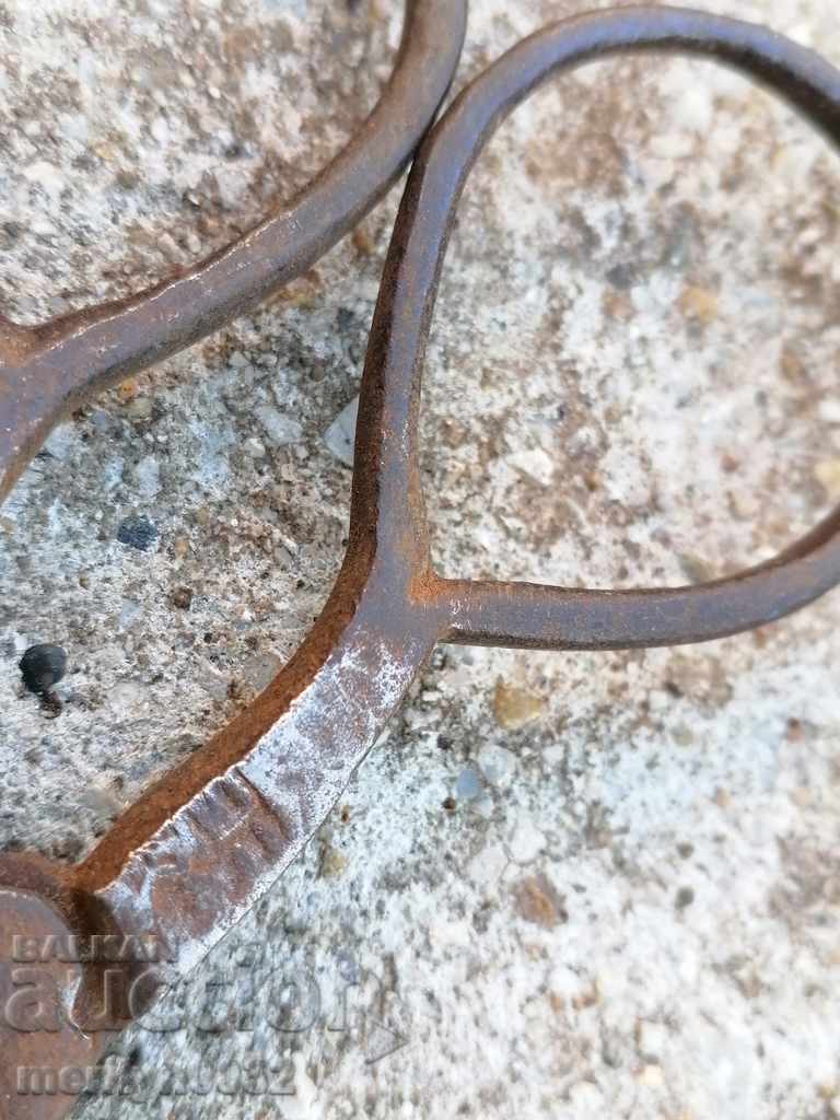 Auction  Renaissance forged scissors, wrought iron