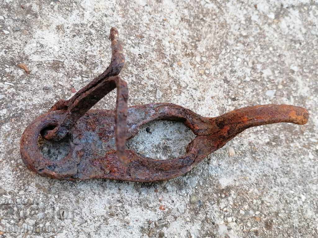 Delivery of Old latch wrought iron lock primitive chain Delivery of Old latch wrought iron lock primitive chain