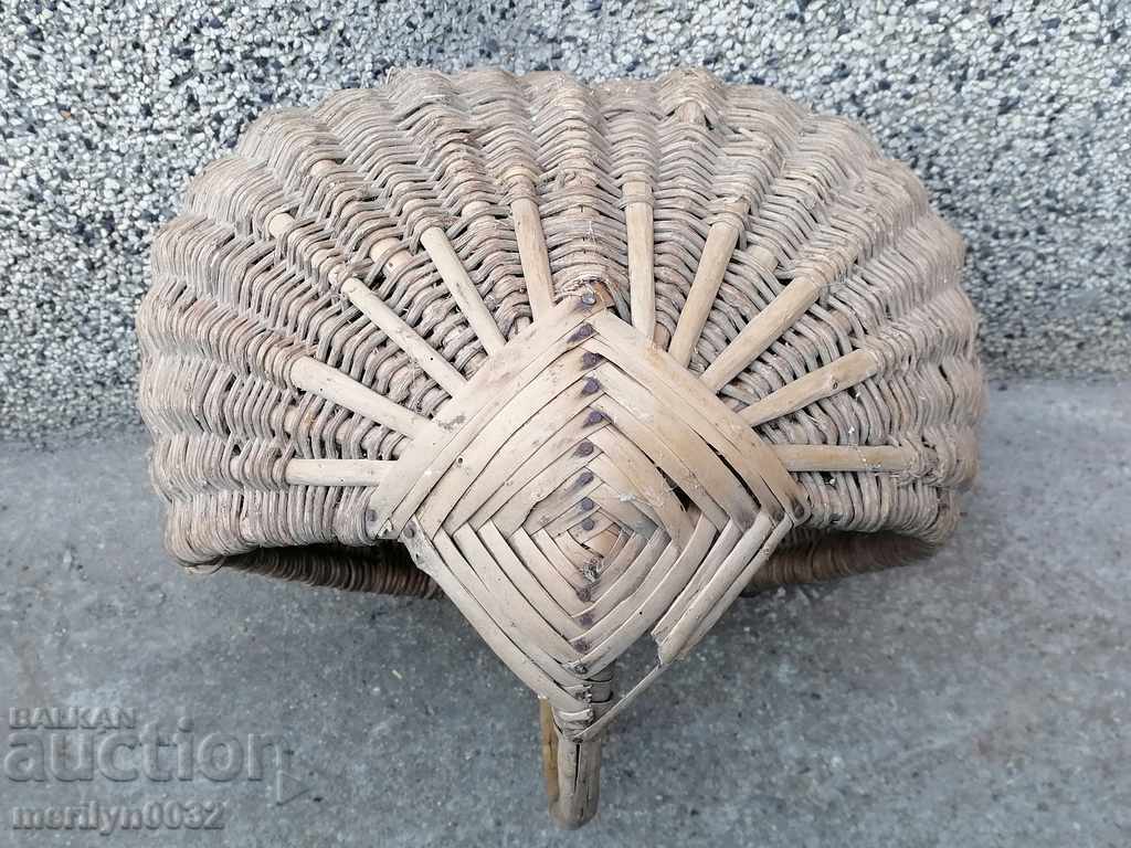Auction Old wicker basket, wooden, basket, paneer Auction Old wicker basket, wooden, basket, paneer
