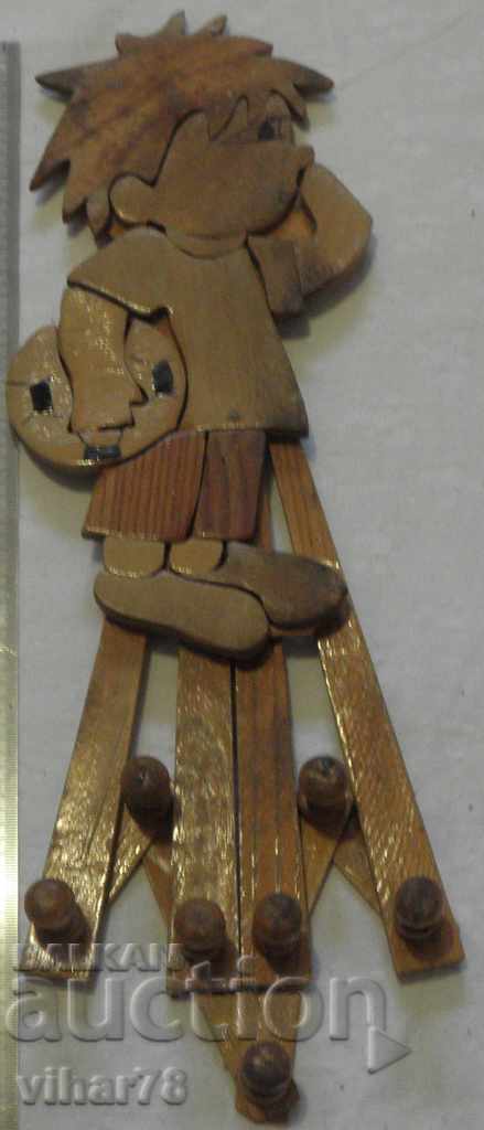 Доставка на стара дървена закачалка