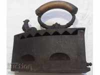 Fier de călcat vechi cu cărbuni