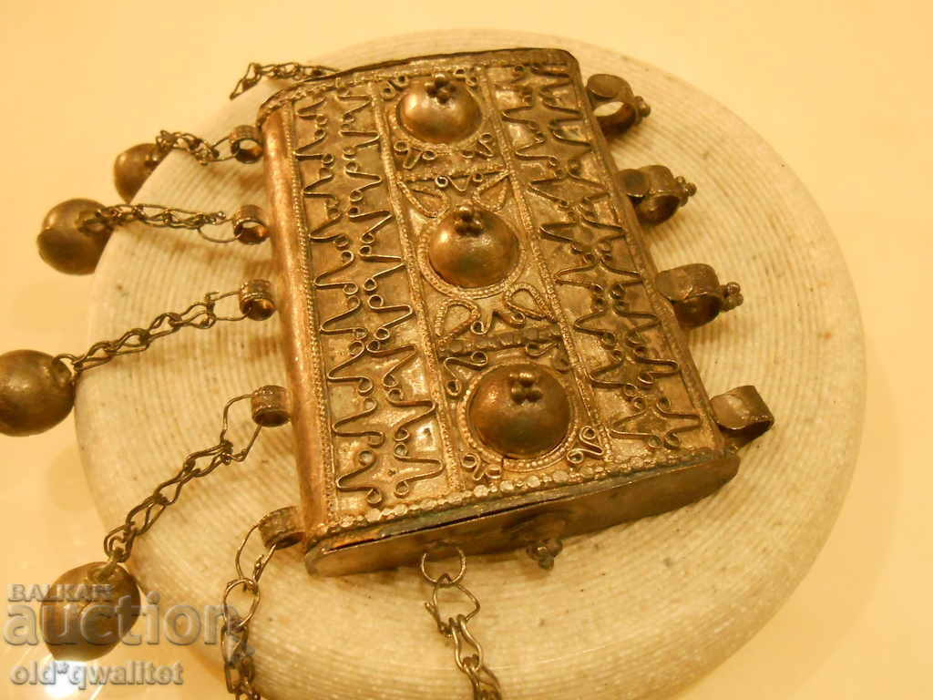 Obiect vechi cu elemente suspendate L 7,7 cm / H 11,2 cm cu preț 300.00 BGN | € 153.39 Obiect vechi cu elemente suspendate L 7,7 cm / H 11,2 cm cu preț 300.00 BGN | € 153.39