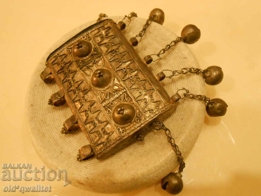 Licitație Obiect vechi cu elemente suspendate L 7,7 cm / H 11,2 cm Licitație Obiect vechi cu elemente suspendate L 7,7 cm / H 11,2 cm