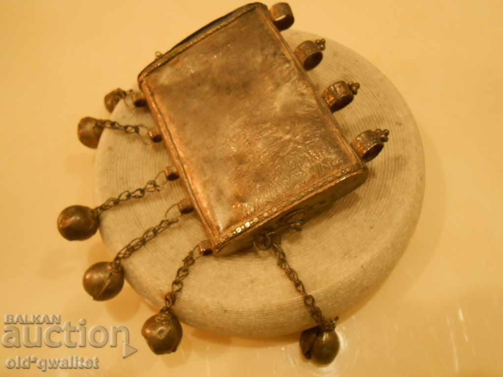 Livrarea Obiect vechi cu elemente suspendate L 7,7 cm / H 11,2 cm Livrarea Obiect vechi cu elemente suspendate L 7,7 cm / H 11,2 cm