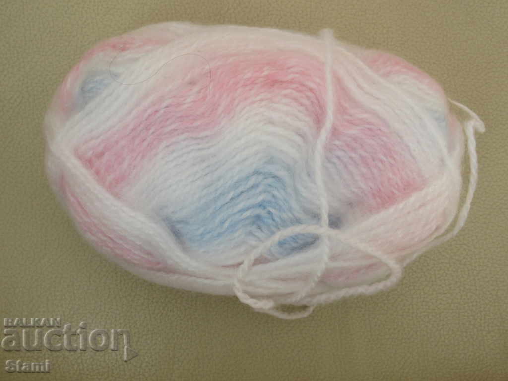 Delivery of Yarn white, light blue and pink-ombre 54 grams