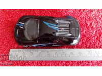 Μικρό μεταλλικό σπορ αυτοκίνητο εξαιρετικό