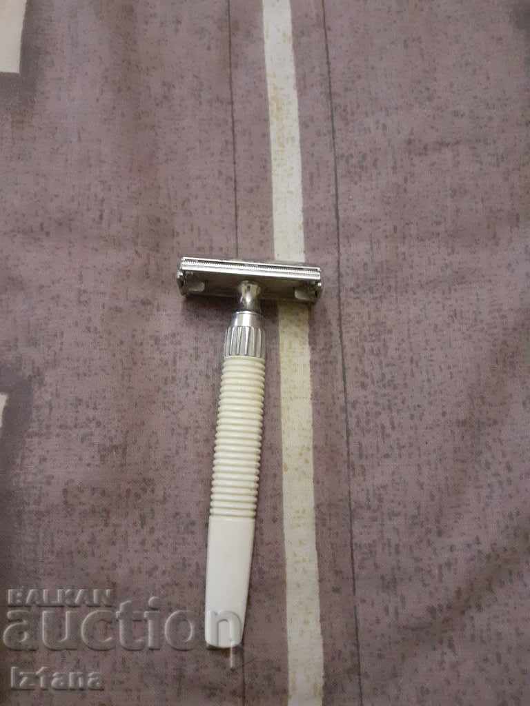 Old razor with price 10.00 BGN | € 5.11 Old razor with price 10.00 BGN | € 5.11